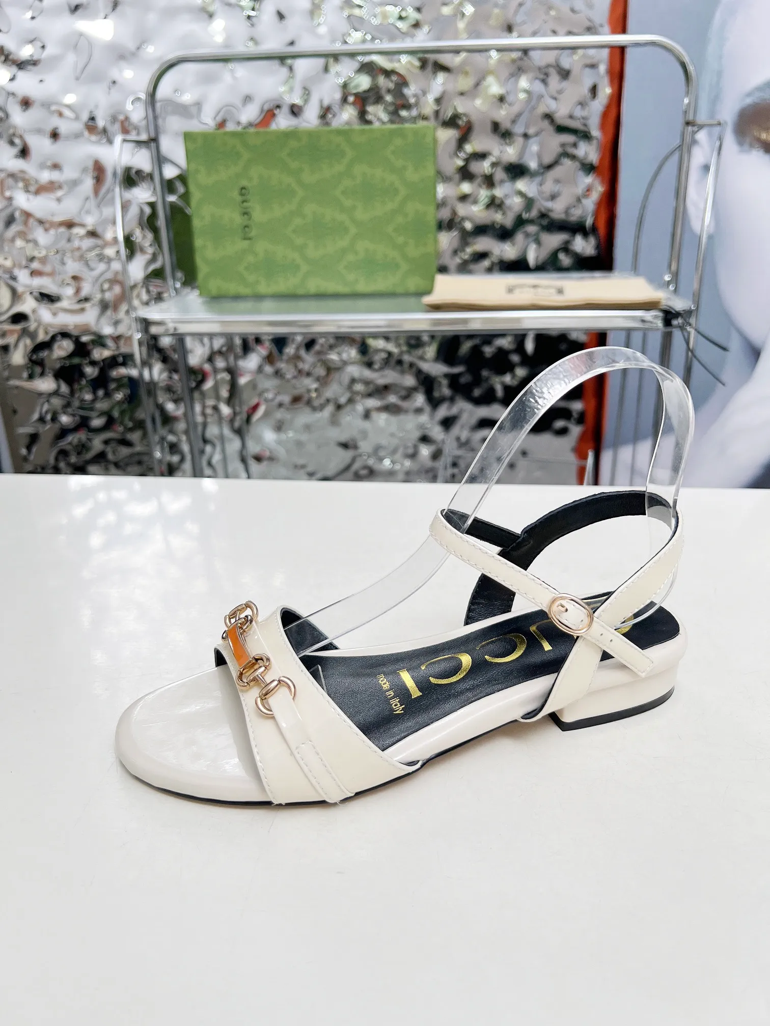 👟👟Ex-factory price 380👟👟 🔥🔥🔥Gucci 2005 new horsebit sandals! High heels are versatile and slimming, and use the original 1:1 hardware! The fabric is made of first-layer cow patent leather! The standard size of the stepping sheep inside is 35/40 (41 can be customized and will not be returned) Color: black, white, meat optional Heel height 3 cm